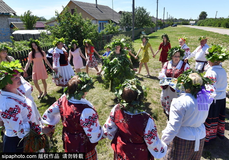白俄羅斯民眾迎接五旬節(jié) 頭戴楓葉花冠慶祝