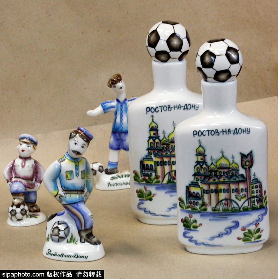 俄羅斯世界杯主題手繪陶瓷紀(jì)念品亮相 生動(dòng)可愛