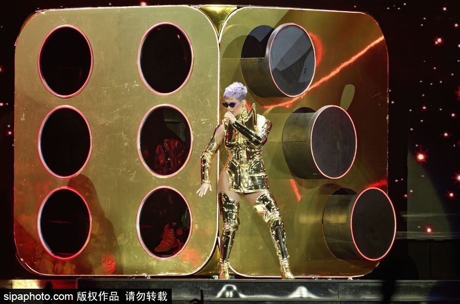 “水果姐”凱蒂·佩里巴黎火爆開唱 “金色盔甲”超炫舞臺(tái)效果