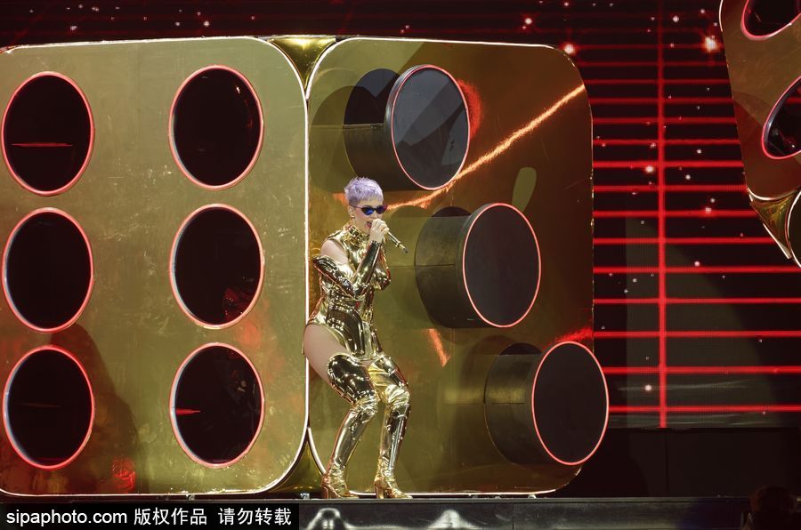 “水果姐”凱蒂·佩里巴黎火爆開唱 “金色盔甲”超炫舞臺(tái)效果