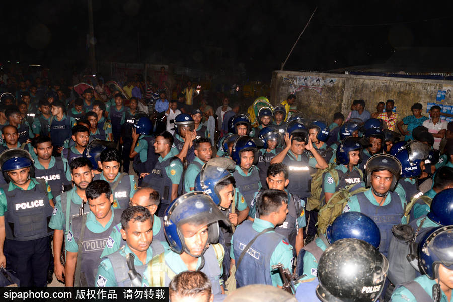 孟加拉開展街頭禁毒行動 警察當街搜捕嫌疑人