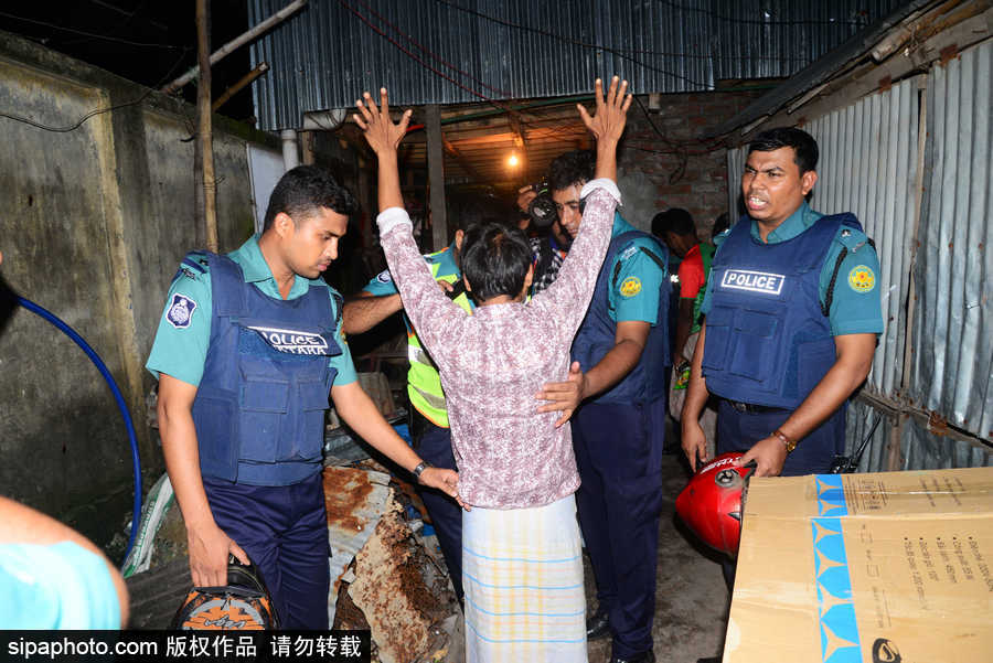 孟加拉開展街頭禁毒行動(dòng) 警察當(dāng)街搜捕嫌疑人