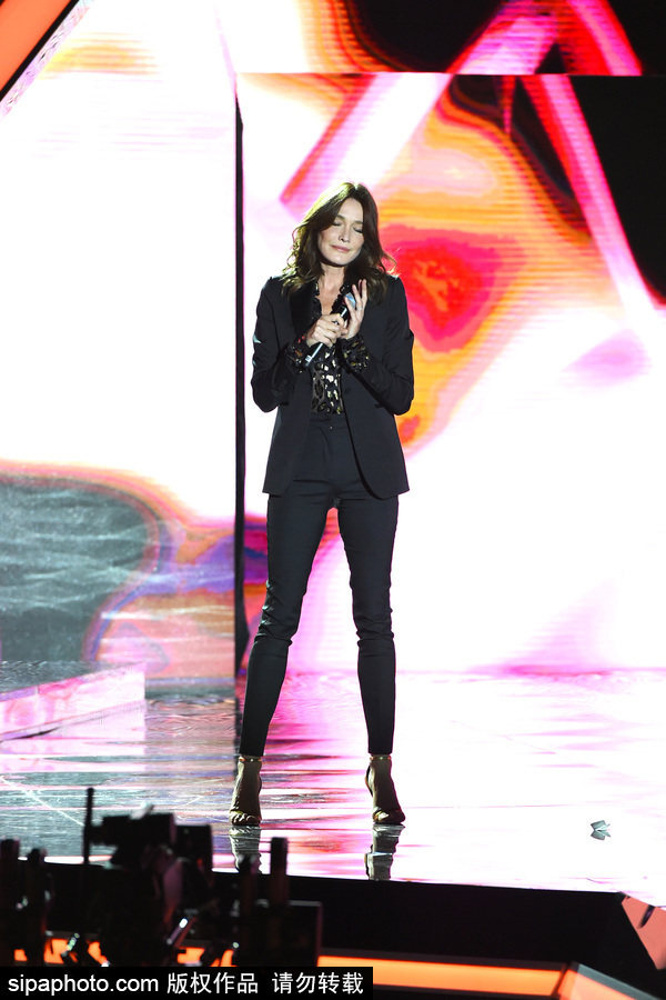 前法國總統夫人卡拉·布呂尼現身俄羅斯 現場演唱歌曲慵懶優雅
