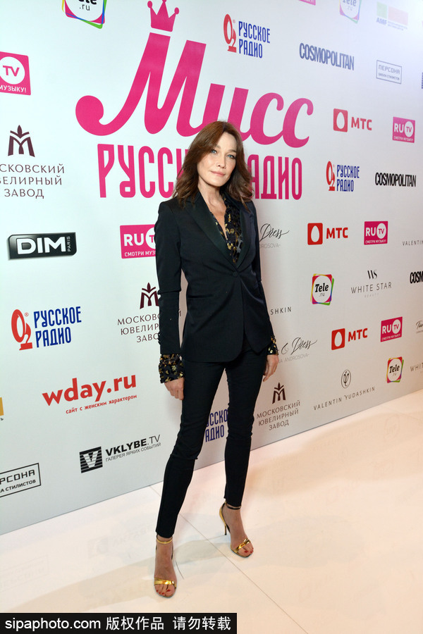 前法國總統夫人卡拉·布呂尼現身俄羅斯 現場演唱歌曲慵懶優雅