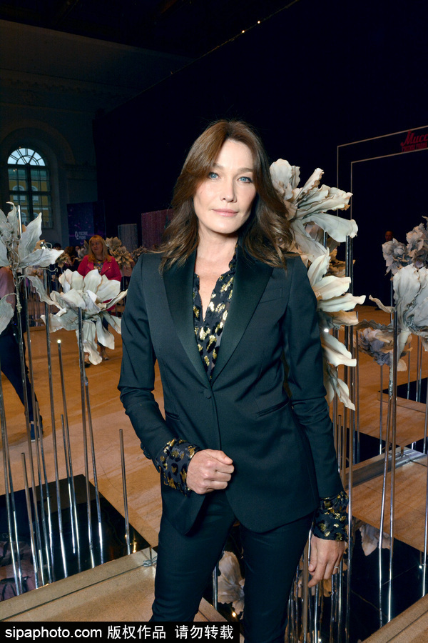 前法國總統夫人卡拉·布呂尼現身俄羅斯 現場演唱歌曲慵懶優雅