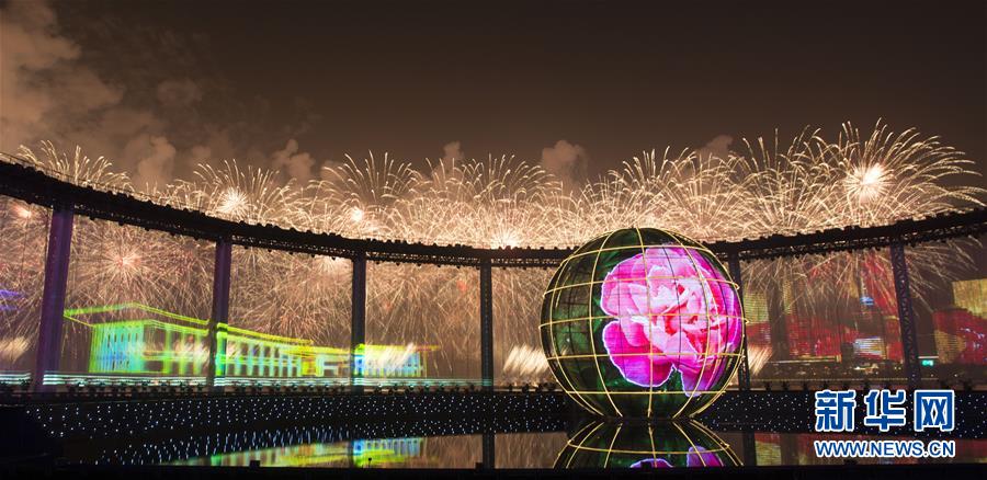 燈光焰火藝術表演在青島舉行