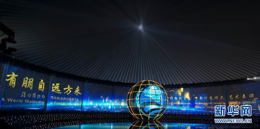 燈光焰火藝術表演在青島舉行