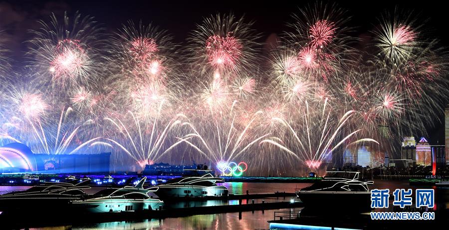 燈光焰火藝術表演在青島舉行