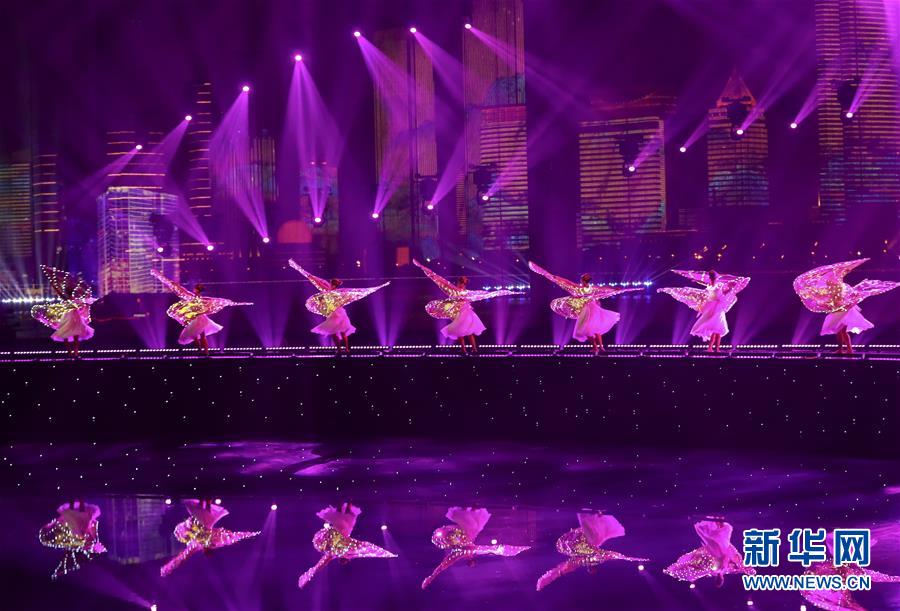 燈光焰火藝術表演在青島舉行