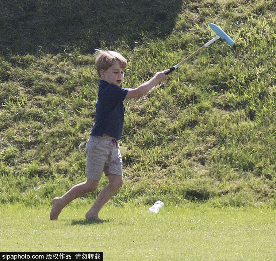 凱特王妃花式帶娃 喬治王子和夏洛特公主草地玩耍放飛自我