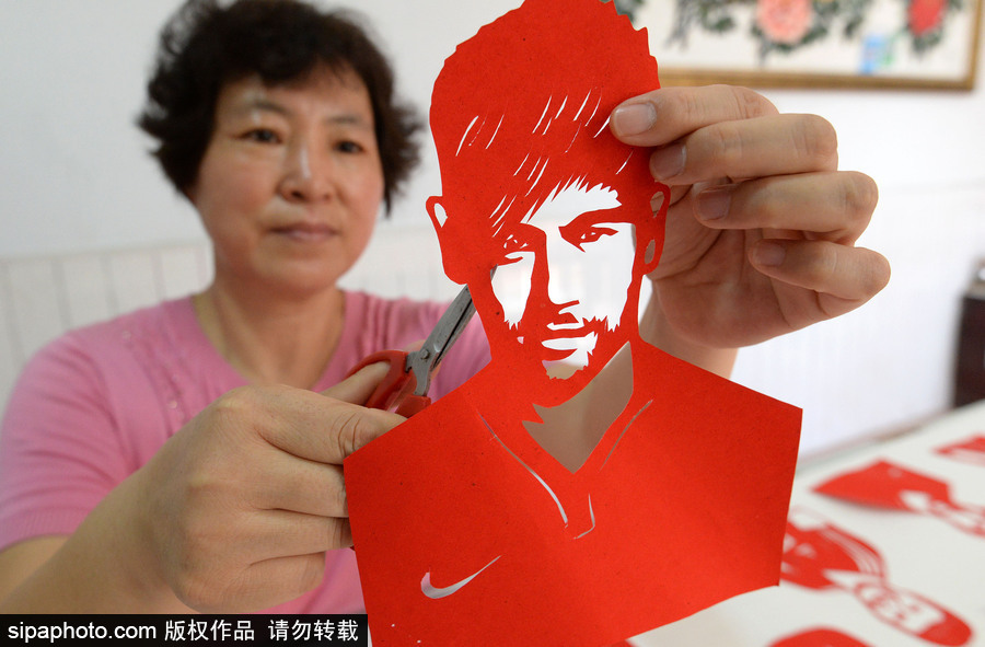 栩栩如生！河北阿姨巧手剪出世界杯球星