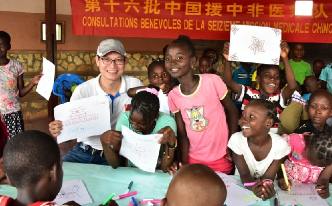 第16批中國援中非醫療隊走進中非SOS兒童村