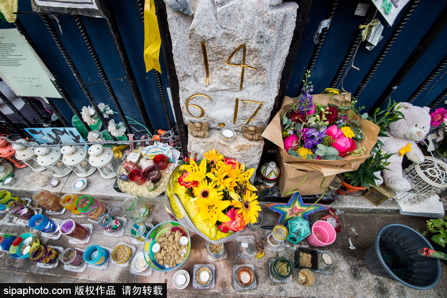 倫敦格倫費爾塔火災一周年紀念日 民眾自發(fā)聚集悼念遇難者