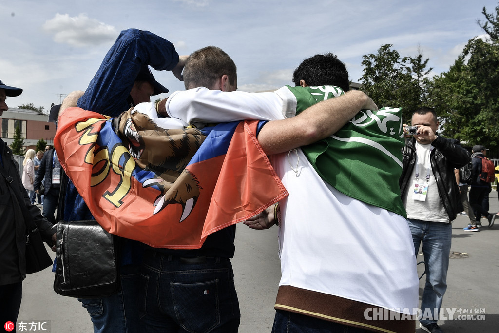 俄羅斯世界杯揭幕戰開踢在即 盧日尼基體育場外聚集大批球迷