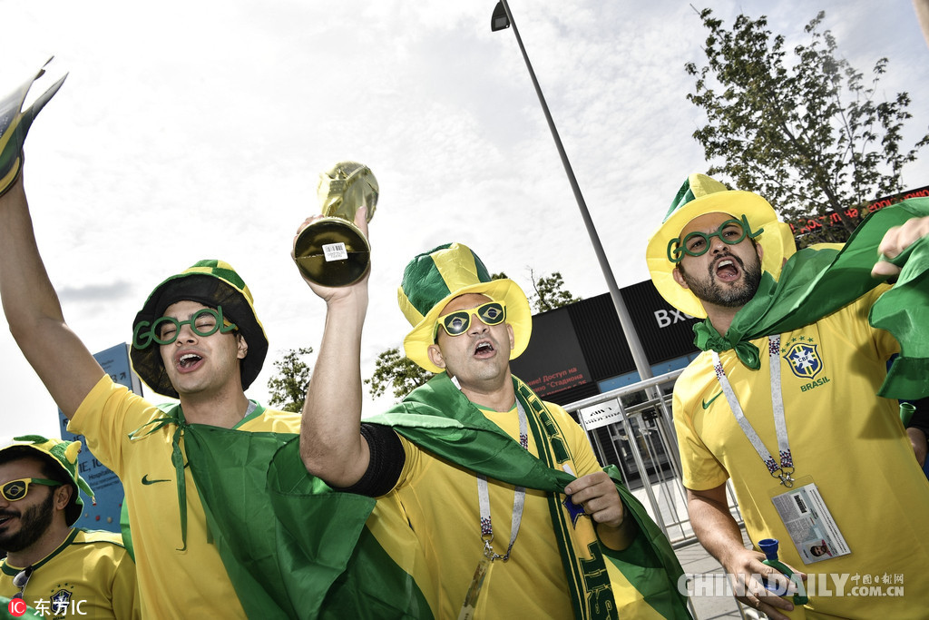 俄羅斯世界杯揭幕戰開踢在即 盧日尼基體育場外聚集大批球迷