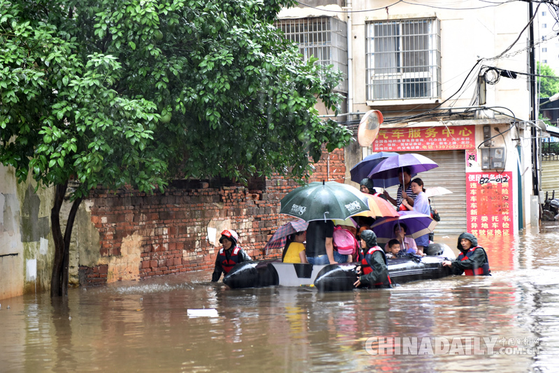 江西進賢暴雨致嚴重內(nèi)澇 皮劃艇解救92名被困人員