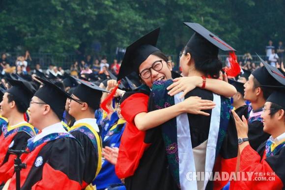 武大萬名畢業(yè)生集體“加冕” 81人豪華導(dǎo)師團(tuán)撥穗