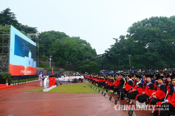 武大萬名畢業(yè)生集體“加冕” 81人豪華導(dǎo)師團撥穗