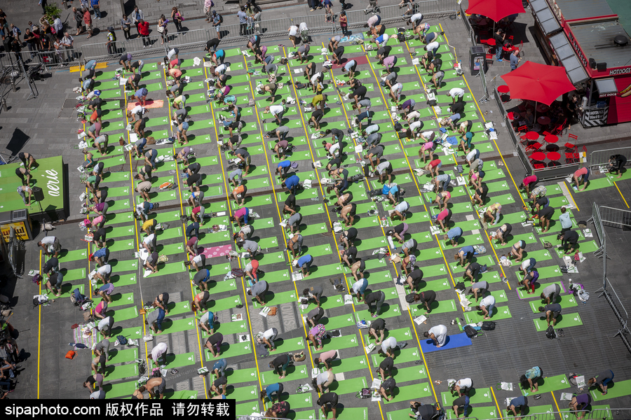 美國紐約時(shí)代廣場上演集體瑜伽 慶祝國際瑜伽日