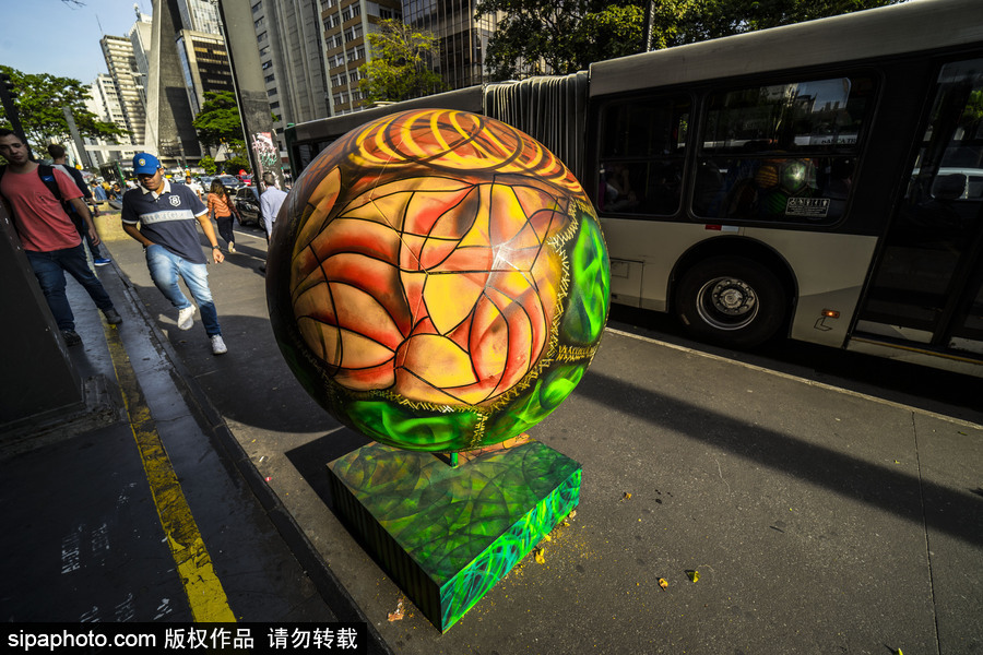 足球也是藝術品 巴西圣保羅街頭“足球大游行”色彩繽紛