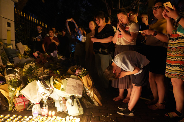 上海市民自發聚集案發地悼念遇難者 奉上鮮花和蠟燭