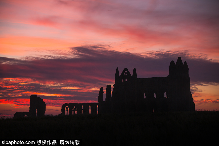 英國(guó)約克郡落日美如畫(huà) 晚霞絢爛如夢(mèng)似幻