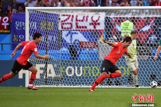 俄羅斯世界杯韓國2:0完勝德國隊。圖為韓國隊金英權打入進球瞬間。 <a target='_blank' href='http://www.chinanews.com/'><p align=