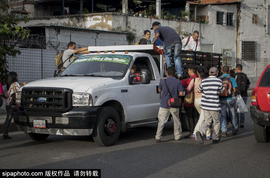 委內瑞拉公共交通滯后 民眾乘“掛票”車出行