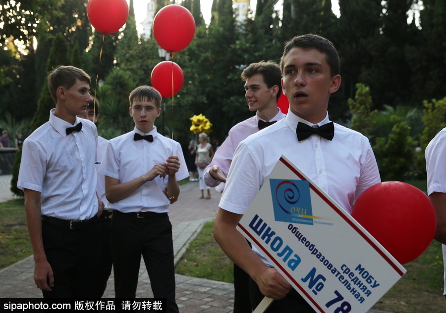 別人家的畢業游行！索契街頭禮服和氣球交織的浪漫畢業儀式