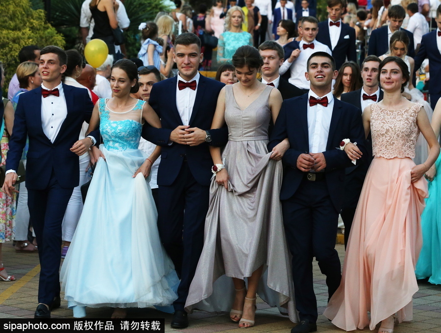 別人家的畢業(yè)游行！索契街頭禮服和氣球交織的浪漫畢業(yè)儀式