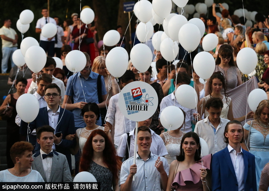別人家的畢業游行！索契街頭禮服和氣球交織的浪漫畢業儀式