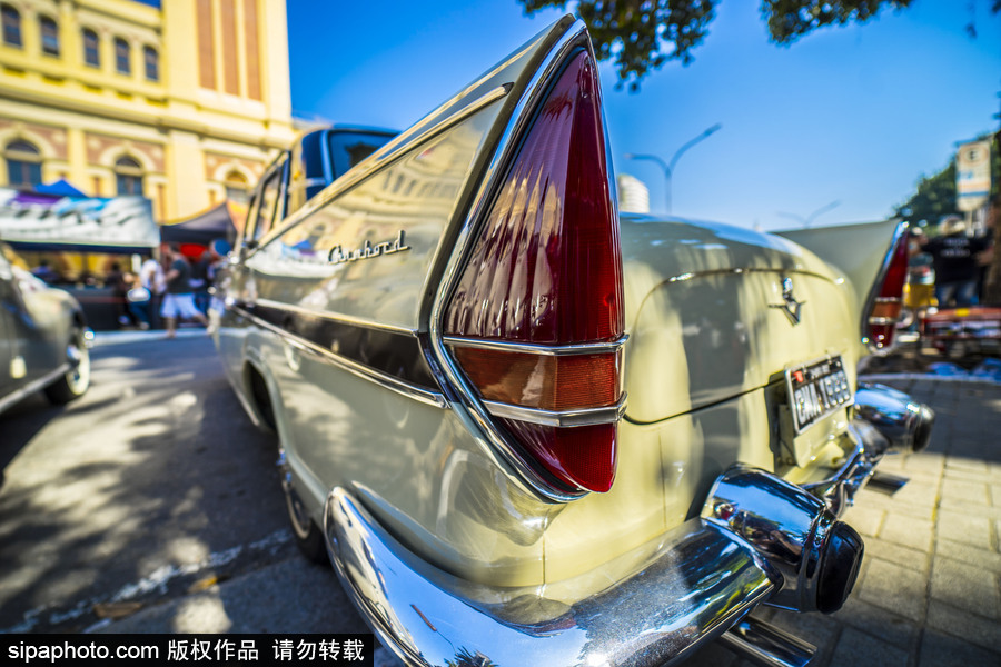 閃閃發(fā)光的復(fù)古時(shí)尚 巴西圣保羅舉行老爺車大“集會(huì)”