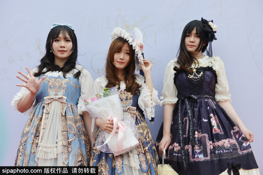 青春不過幾次畢業(yè)照 盤點(diǎn)畢業(yè)季“大型cos現(xiàn)場”