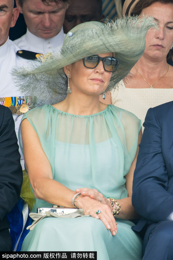 荷蘭國王與夫人身著藍(lán)色情侶裝訪問加勒比