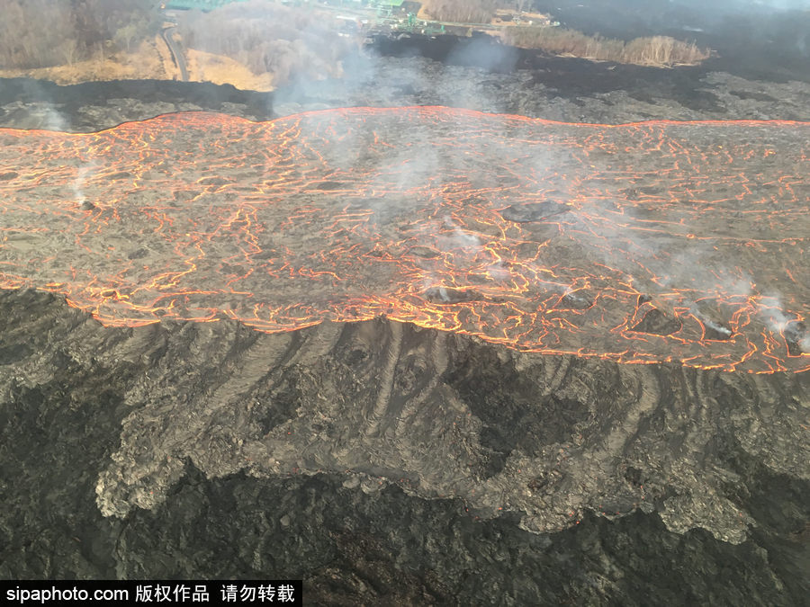 根本停不下來(lái) 美國(guó)基拉韋厄火山巖漿成“紅色河流”