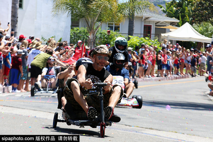 成年人也瘋狂！美國圣克萊門特居民舉辦驅動式辦公椅比賽