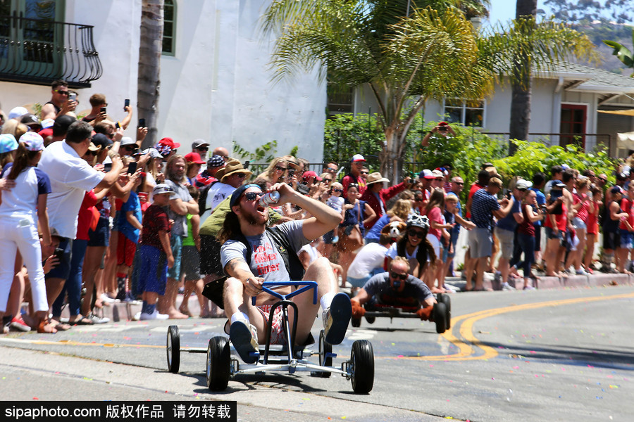 成年人也瘋狂！美國圣克萊門特居民舉辦驅動式辦公椅比賽