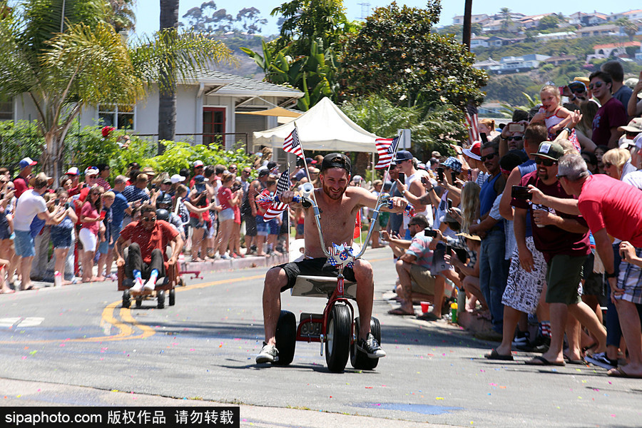 成年人也瘋狂！美國(guó)圣克萊門特居民舉辦驅(qū)動(dòng)式辦公椅比賽