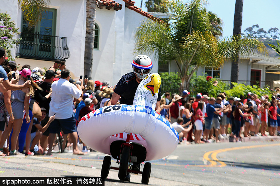 成年人也瘋狂！美國(guó)圣克萊門特居民舉辦驅(qū)動(dòng)式辦公椅比賽