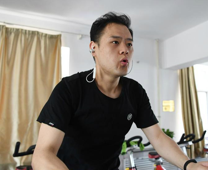 山西胖小伙為父狂減肥，11個月暴瘦173斤！