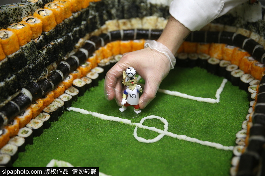 俄羅斯一餐廳推出“吃貨”球場 6000個壽司打造助陣戰斗民族