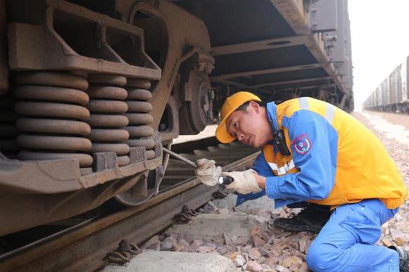 “鐵路工匠”善創新 小錘敲響安全曲