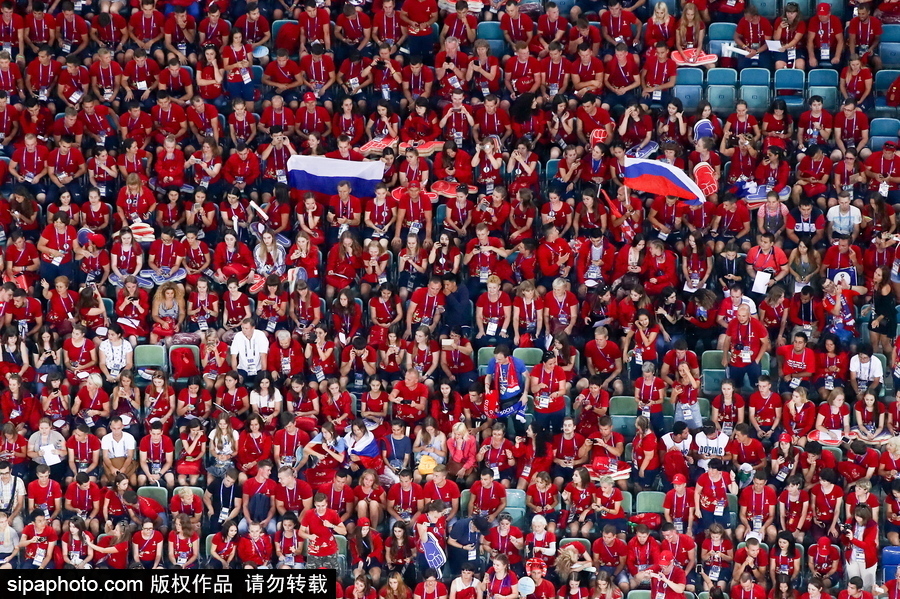 世界杯現場連起一片“紅海” 俄羅斯和克羅地亞舉行感謝志愿者儀式