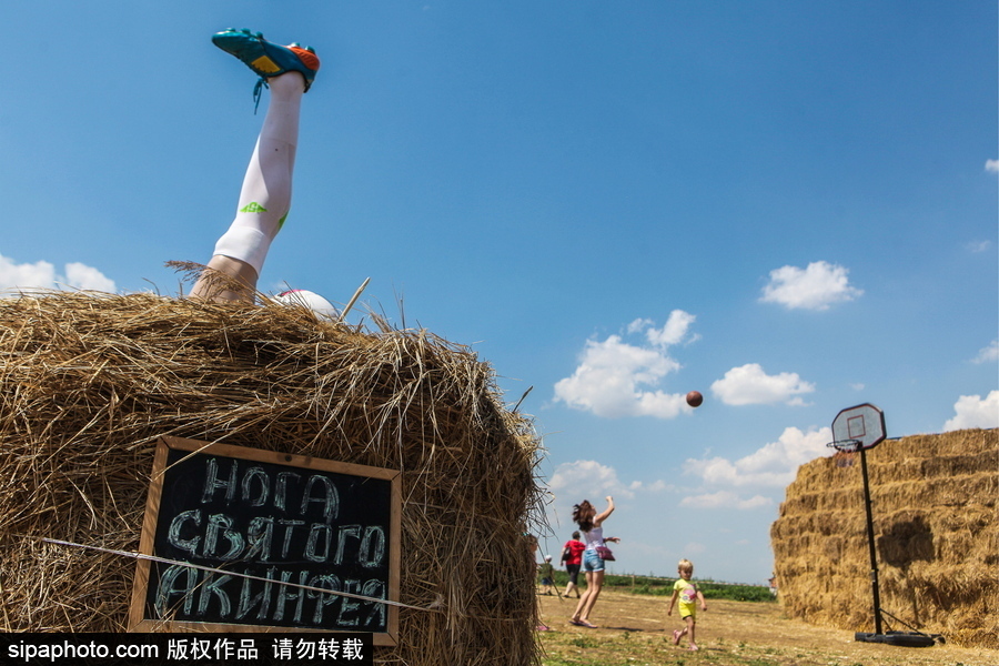 腦洞太奇特了！俄羅斯一農(nóng)場(chǎng)現(xiàn)國(guó)家隊(duì)門將左腳雕塑