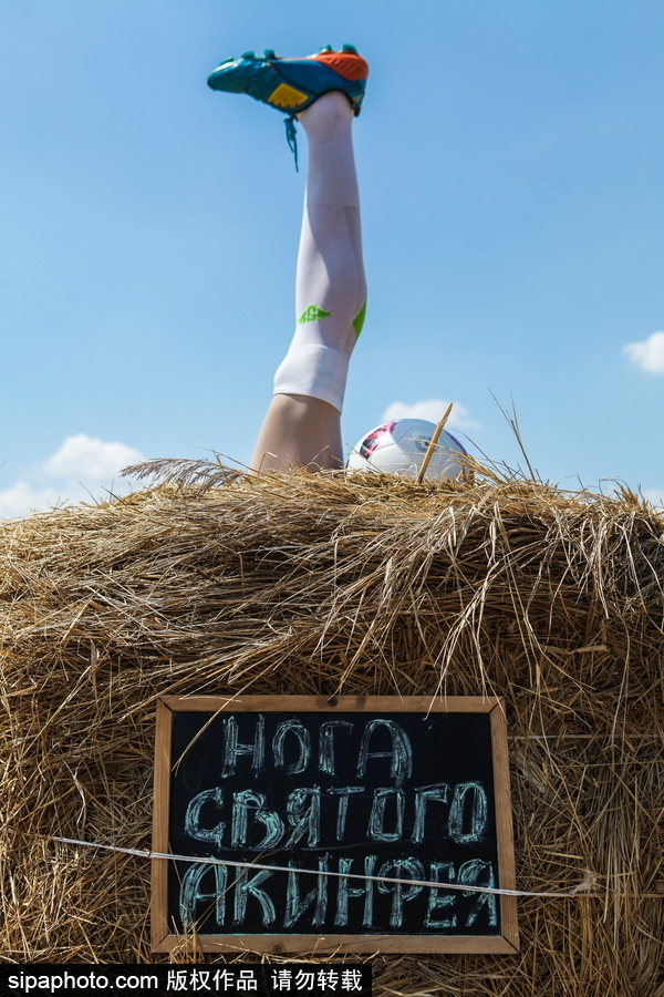 腦洞太奇特了！俄羅斯一農場現國家隊門將左腳雕塑