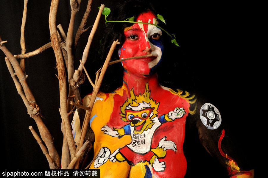 體育和藝術的完美結合！印度球迷將身體當畫布繪上世界杯吉祥物