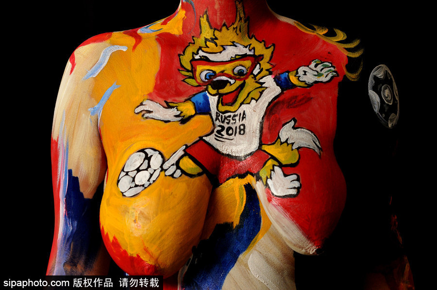 體育和藝術的完美結合！印度球迷將身體當畫布繪上世界杯吉祥物