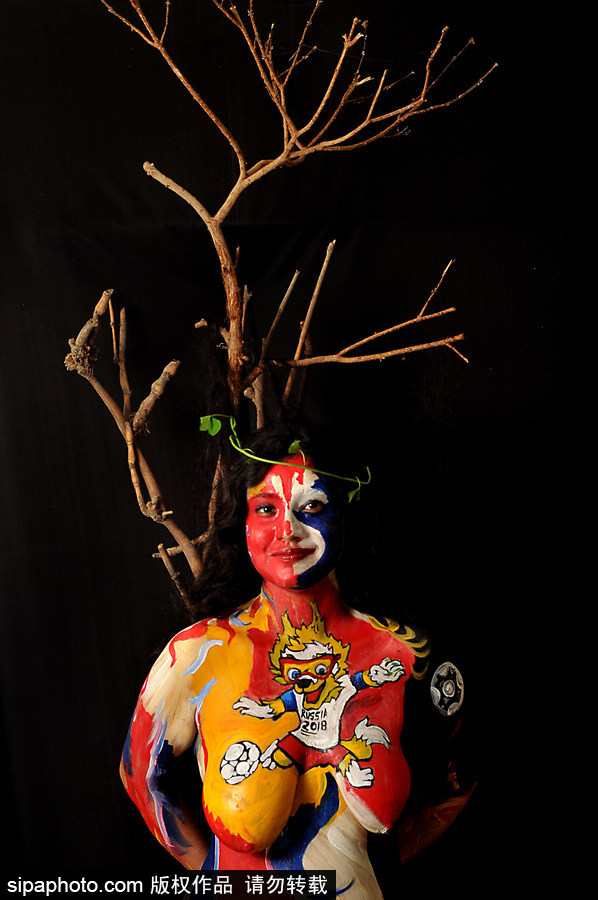 體育和藝術(shù)的完美結(jié)合！印度球迷將身體當(dāng)畫(huà)布繪上世界杯吉祥物