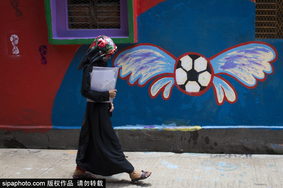 孟加拉國達卡街頭現(xiàn)世界杯主題壁畫 色彩繽紛氛圍濃厚