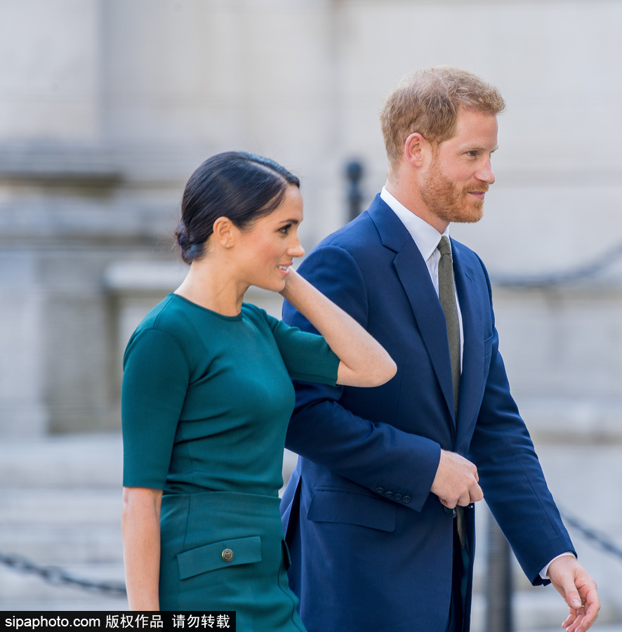 英國(guó)哈里王子夫婦到訪都柏林 梅根王妃亮相簡(jiǎn)約大方